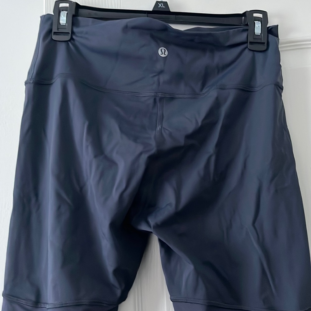 Navy blue lululemon leggings.